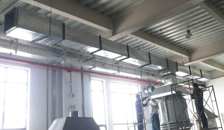 五星級酒店的防火與防排煙系統 上次簡單介紹了山東金光集團通過公平競標方式獲得通州區五星級酒店的整體中央空調從通風，制冷，防排煙等工程的安裝施工，那么今天說一下酒店的防火與防排煙系統。當然離不開消防排煙風機和防排煙防火閥設備的。 通風空調系統原則上按使用功能及防火分區劃分為若干系統，風管穿越防火分區及變形縫等處設電動排煙